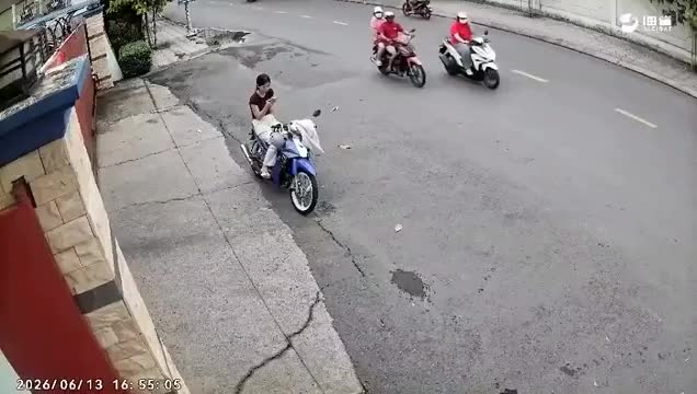 ngoi-cho-me-tan-ca-be-gai-14-tuoi-bi-giat-chiec-iphone-15-pro-max-1781601886.mp4