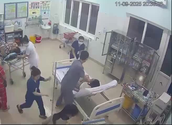 nguoi-dan-ong-bat-ngo-ngung-tim-sau-khi-di-bo-vao-khoa-cap-cuu-1757832724.mp4
