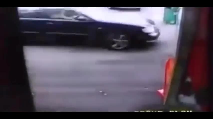 nguoi-dan-ong-bi-ban-gai-lai-o-to-dam-sau-khi-doi-chia-tay-1756348979.mp4