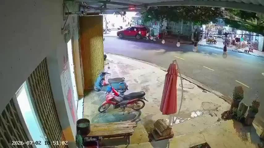 nguoi-dan-ong-bi-ban-truoc-quan-nuoc-o-dak-lak-1783147578.mp4