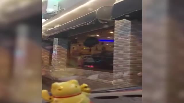 nguoi-dan-ong-dap-pha-xe-taxi-tren-duong-o-tphcm-1-1749428994.mp4