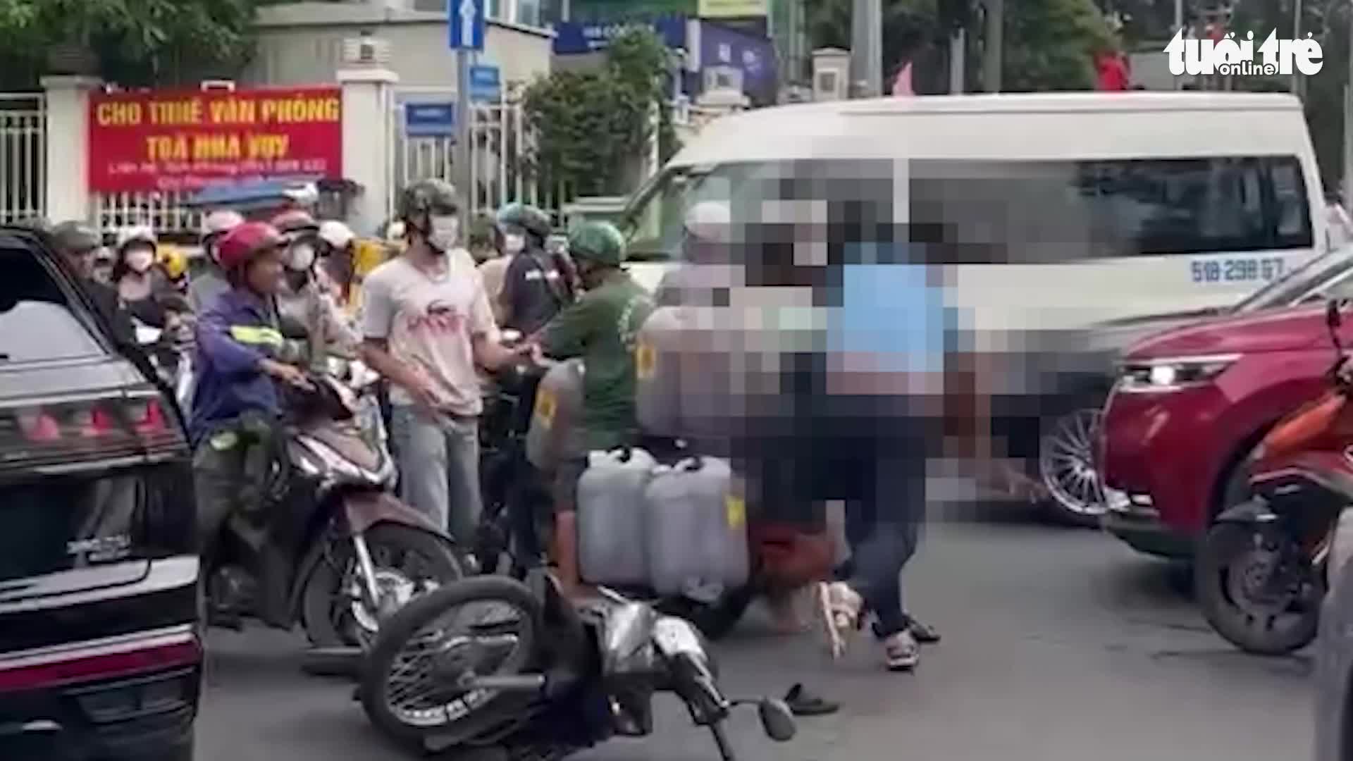 nguoi-dan-ong-lon-tuoi-bi-danh-toi-tap-o-phuong-sai-gon-1757989201.mp4