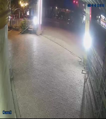 nguoi-dan-ong-nem-bom-xang-khien-con-gai-chu-quan-ca-phe-bong-nang-1744276420.mp4