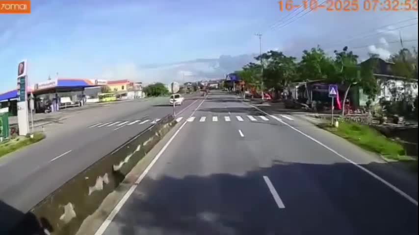 nguoi-dan-ong-nghi-co-y-lao-vao-xe-tai-clip-co-quan-chuc-nang-cung-cap-1760599860.mp4