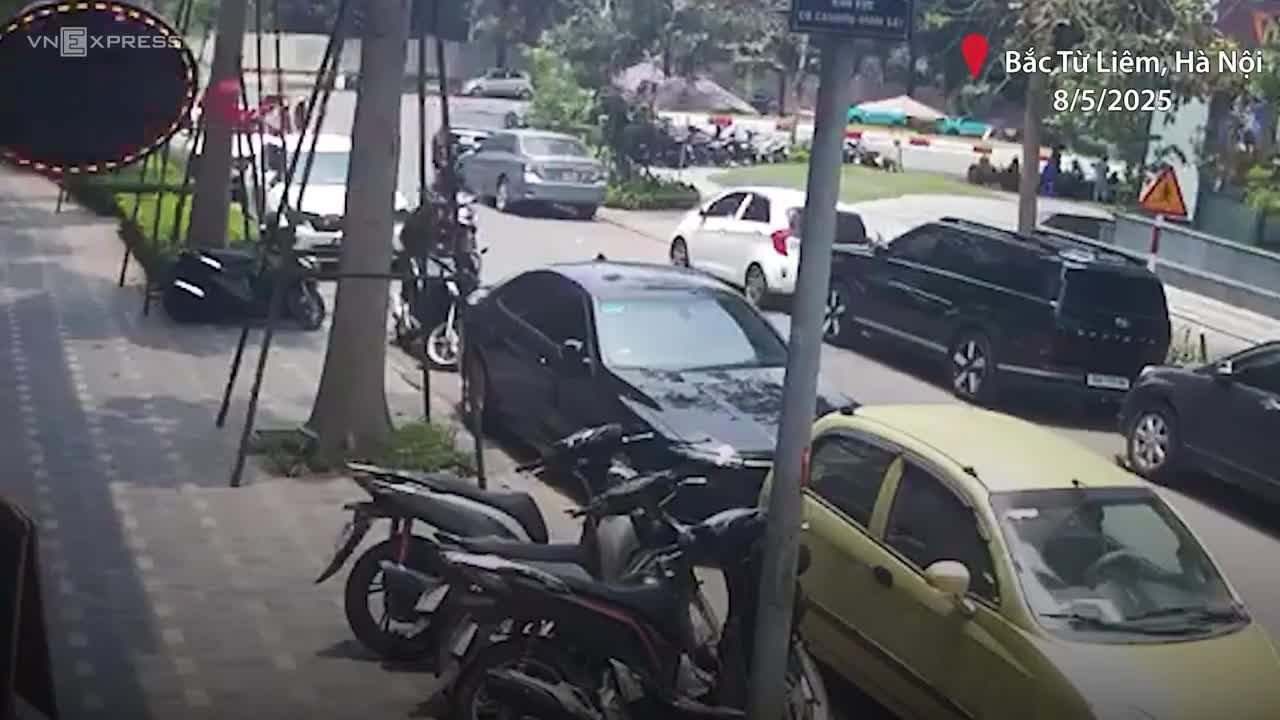 nguoi-dan-ong-o-ha-noi-cam-dieu-cay-truy-bat-ten-trom-xe-may-sh-o-khu-ngoai-giao-doan-1746788857.mp4