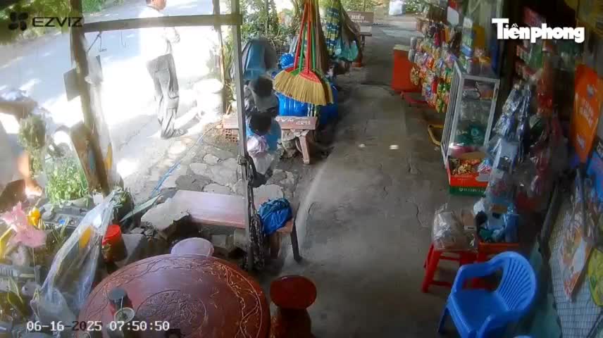nguoi-dan-ong-vao-tap-hoa-hoi-mua-roi-phong-xe-cho-3-thung-bia-bo-chay-1750146995.mp4