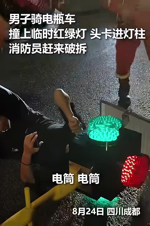 nguoi-di-xe-may-gap-nan-dau-mac-ket-vao-cot-den-giao-thong-1756886300.mp4