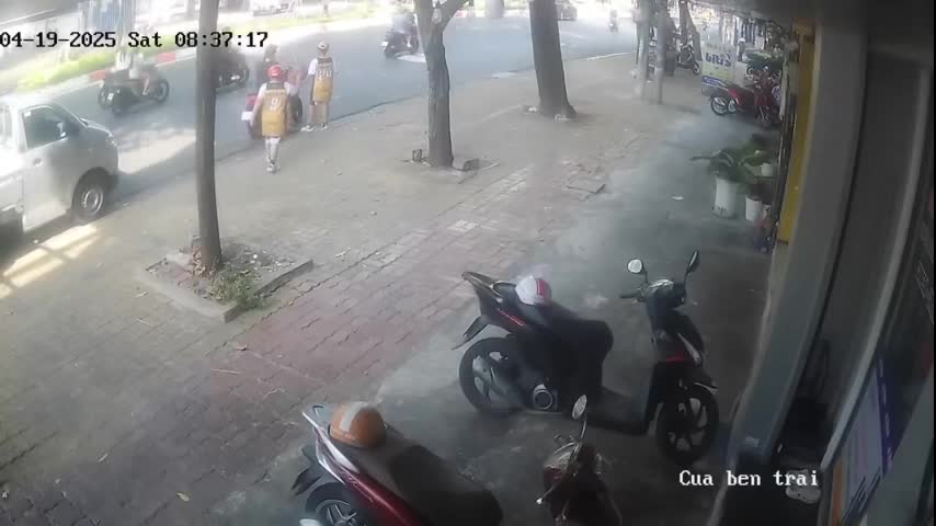 nguoi-phu-nu-di-xe-may-gap-tai-nan-bat-ngo-do-qua-bong-be-trai-lam-roi-1745214026.mp4