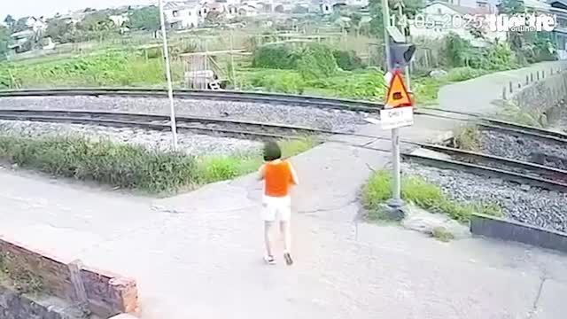 nguoi-phu-nu-tien-ve-phia-tau-hoa-dang-di-chuyen-bi-thuong-nang-tuoi-tre-online-1747213125.mp4