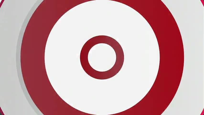 nguoi-phu-nu-vuot-rao-chan-tau-hanh-hung-hai-nhan-vien-duong-sat-bao-dien-tu-tien-phong-1-1775527910.mp4