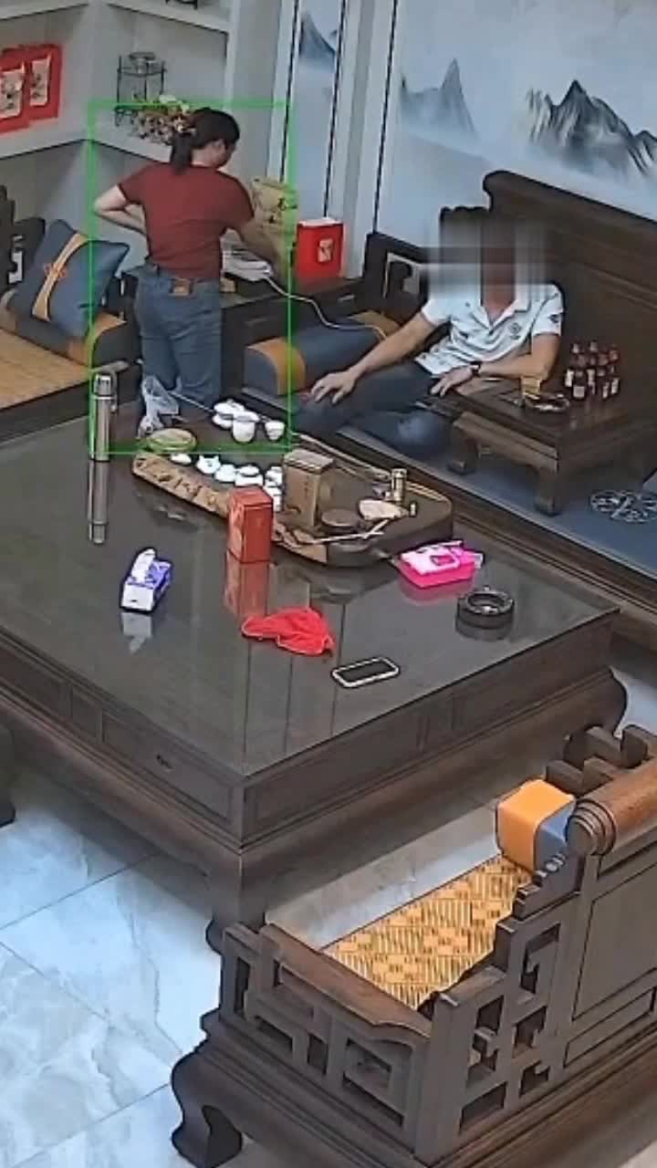 nguoi-vo-cam-am-nuoc-soi-doi-len-dau-chong-cu-dan-mang-quay-xe-sau-khi-biet-ly-do-1749786332.mp4