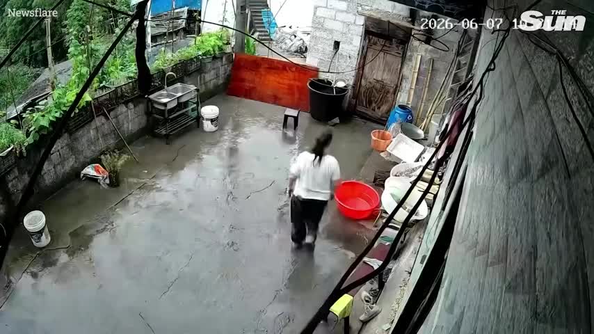nha-ve-sinh-bat-ngo-do-sap-de-trung-nguoi-phu-nu-1781322677.mp4