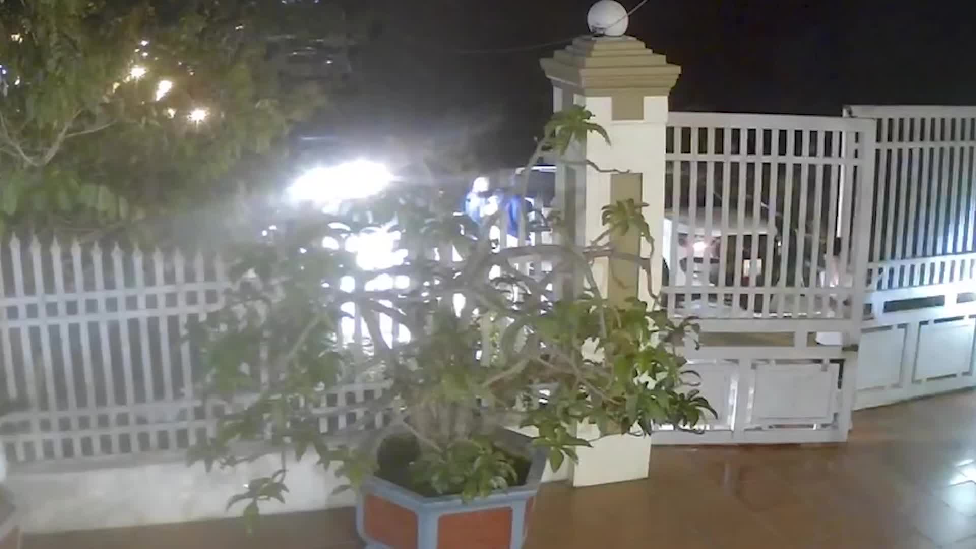nhan-chung-ke-phut-ke-buon-ma-tuy-bo-lai-xe-sung-truoc-cua-nha-thao-chay-1744968513.mp4