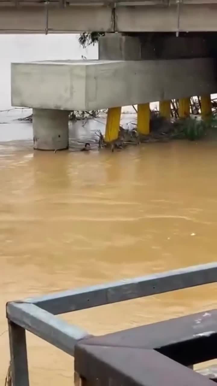 nhay-cau-cau-lau-cuu-nguoi-giua-lu-xiet-1762412484.mp4