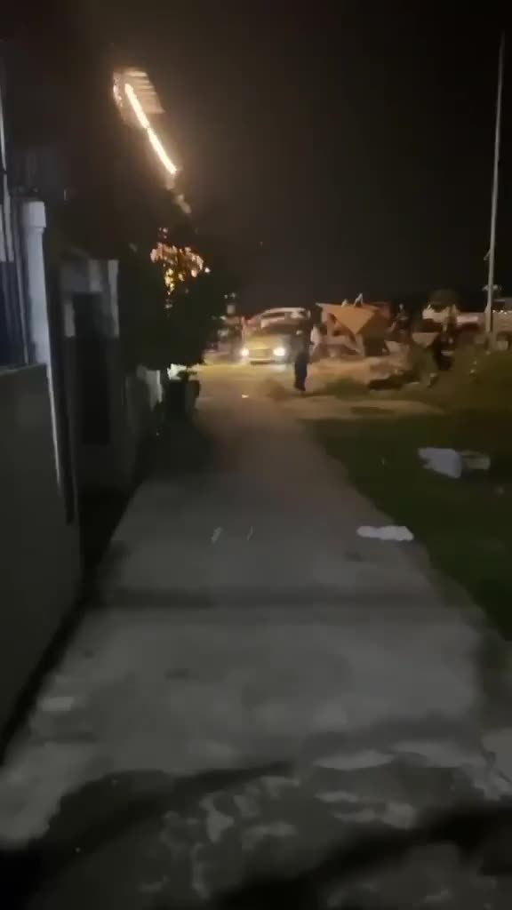 nhieu-nguoi-tan-cong-tai-xe-vi-quay-canh-dot-phao-khong-chiu-xoa-1762843819.mp4