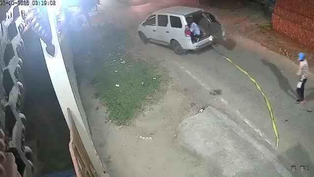 nhom-7-nguoi-bit-mat-dung-o-to-keo-le-may-atm-500m-de-trom-tien-luc-nua-dem-o-an-do-1791440763.mp4