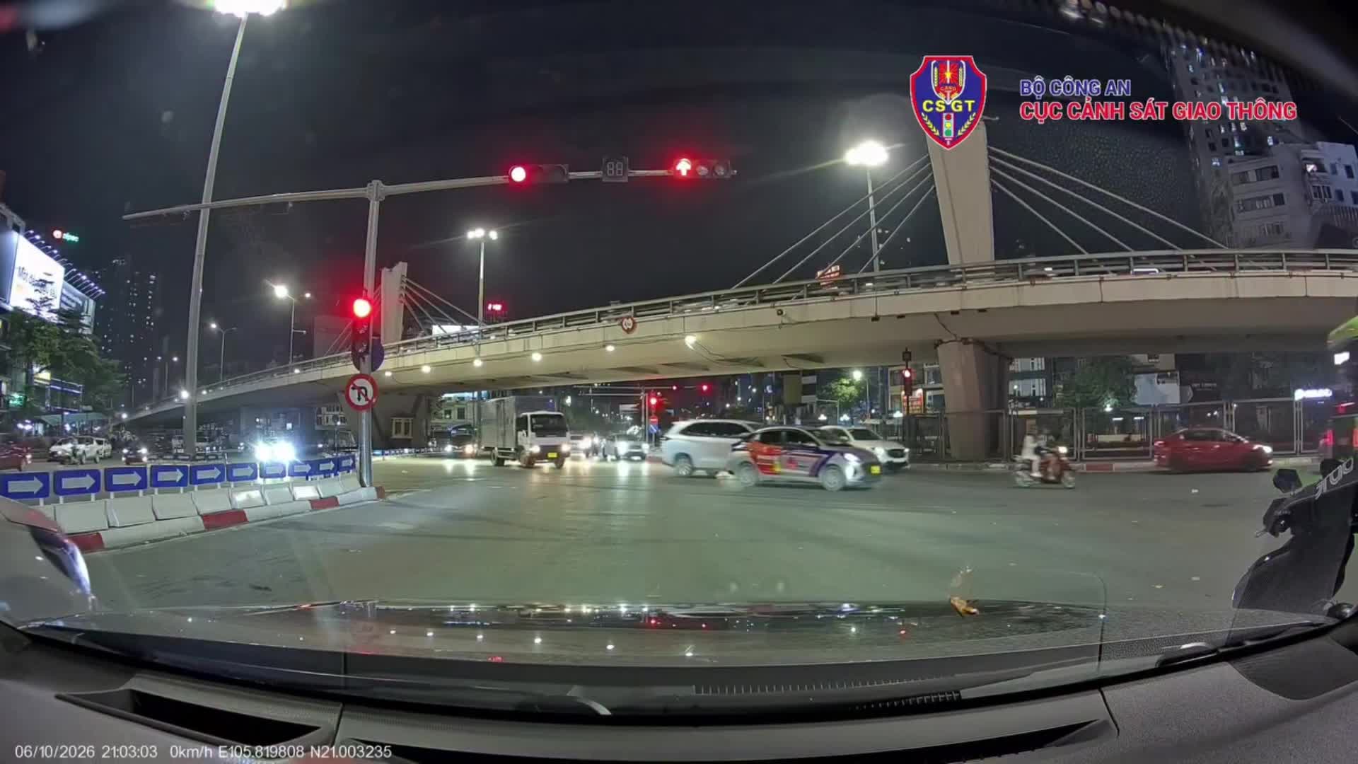 nhuong-duong-cho-xe-uu-tien-1791349376.mp4