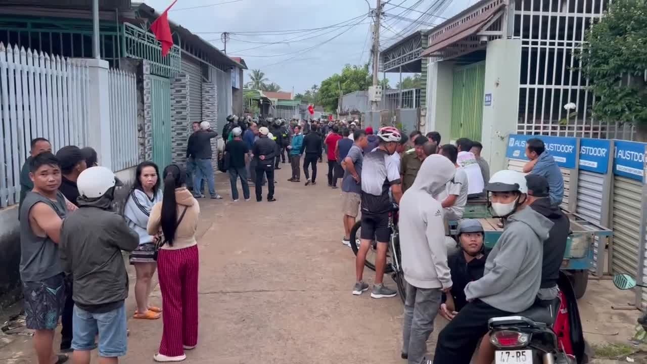 nong-hang-tram-can-bo-cong-an-truy-bat-nghi-pham-sat-hai-4-nguoi-trong-dem-bao-dien-tu-tien-phong-1757727369.mp4