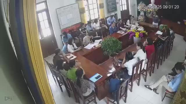 nu-hieu-truong-dap-ban-nem-coc-thoi-lam-hieu-truong-1787643697.mp4