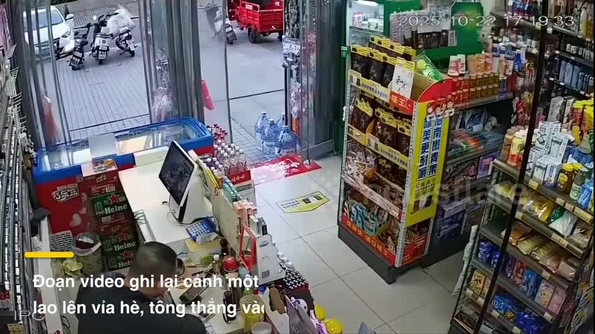 nu-tai-xe-dap-nham-chan-ga-o-to-dam-thang-vao-cua-hang-tien-loi-1761964559.mp4