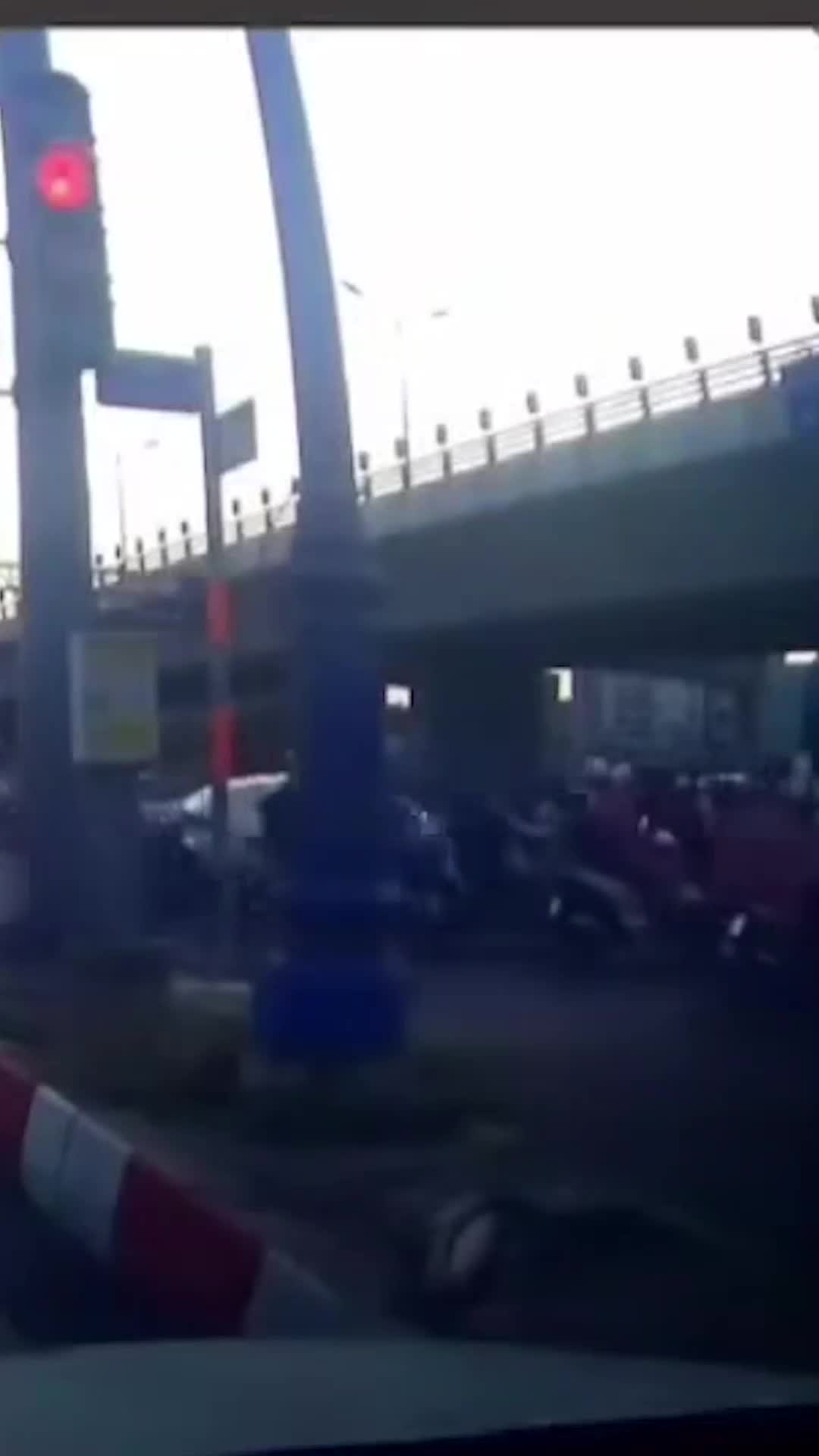 nu-tai-xe-lai-mercedes-tong-hang-loat-xe-may-o-thu-duc-mot-nan-nhan-tu-vong-1742187417.mp4