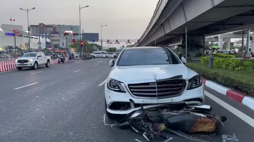 nu-tai-xe-lai-mercedes-tong-lien-hoan-10-xe-may-dang-cho-den-do-ngay-nga-tu-tpthu-duc-1742165779.mp4