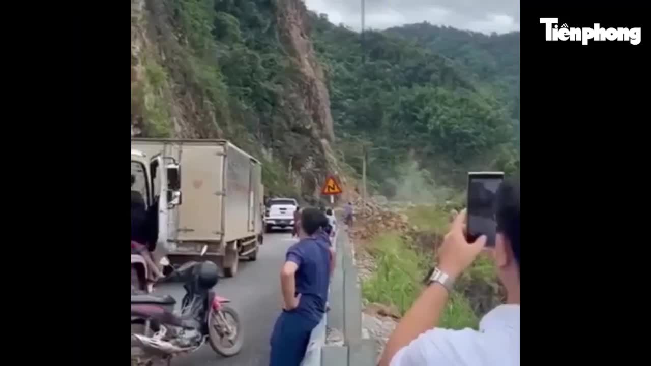 nui-sat-lo-xuong-quoc-lo-nguoi-dan-son-la-hoang-loan-thao-chay-bao-tien-phong-1755782984.mp4