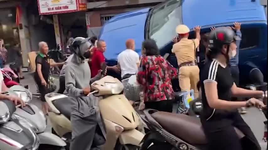 o-to-ban-tai-dam-trung-loat-xe-may-o-ha-noi-nguoi-dan-khenh-xe-cuu-nan-nhan-1753276778.mp4