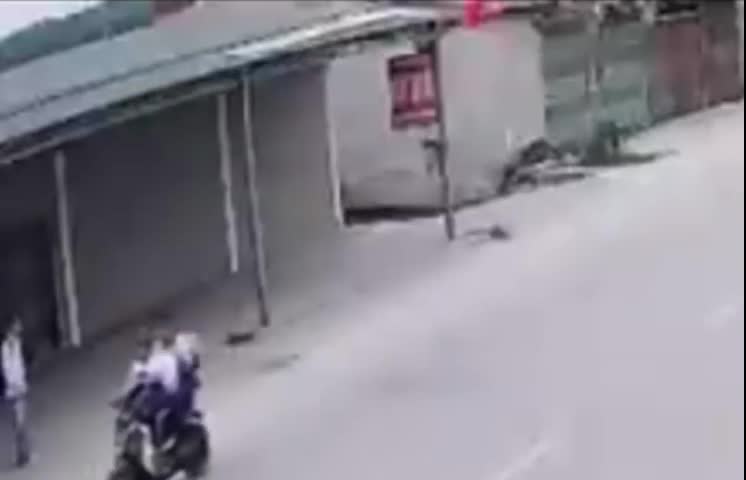 o-to-cho-hang-chuc-hoc-sinh-bi-xe-tai-tong-day-xa-30m-1773816766.mp4