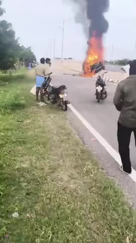 o-to-dam-vao-dai-phan-cach-roi-boc-chay-nam-bac-si-tu-vong-1790033893.mp4