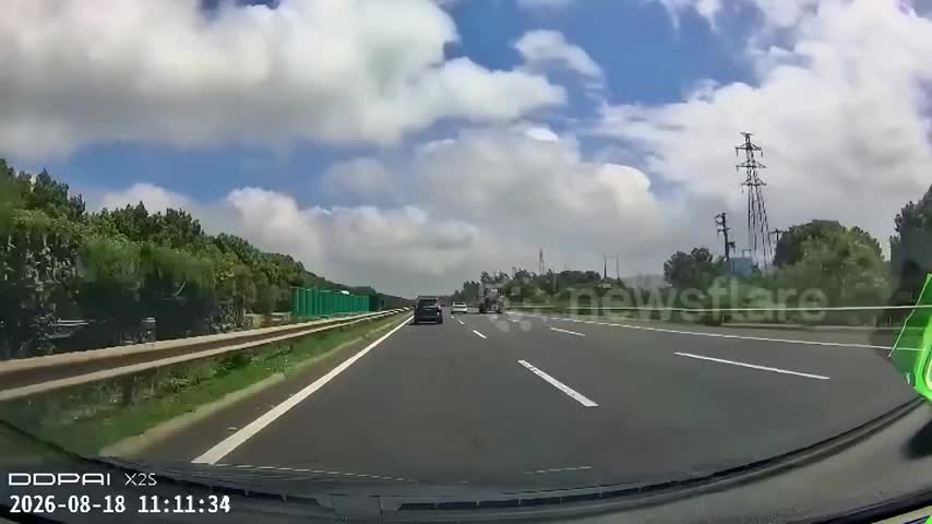 o-to-dam-vao-lan-can-tren-cao-toc-2-me-con-vang-khoi-xe-1790734387.mp4