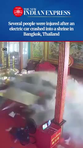 o-to-mat-lai-lao-thang-vao-ngoi-den-3-nguoi-bi-mac-ket-duoi-gam-xe-1790928759.mp4