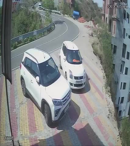 o-to-no-lop-lao-xuong-vuc-2-nguoi-tu-vong-khi-xe-boc-chay-1777604750.mp4