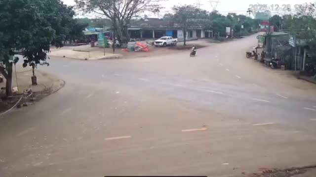 o-to-tai-tong-xe-may-roi-lao-vao-nha-dan-clip-co-quan-chuc-nang-cung-cap-1766979018.mp4