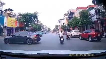 oto-gan-bien-gia-bi-phat-hien-sau-pha-tat-dau-tren-pho-1776260054.mp4