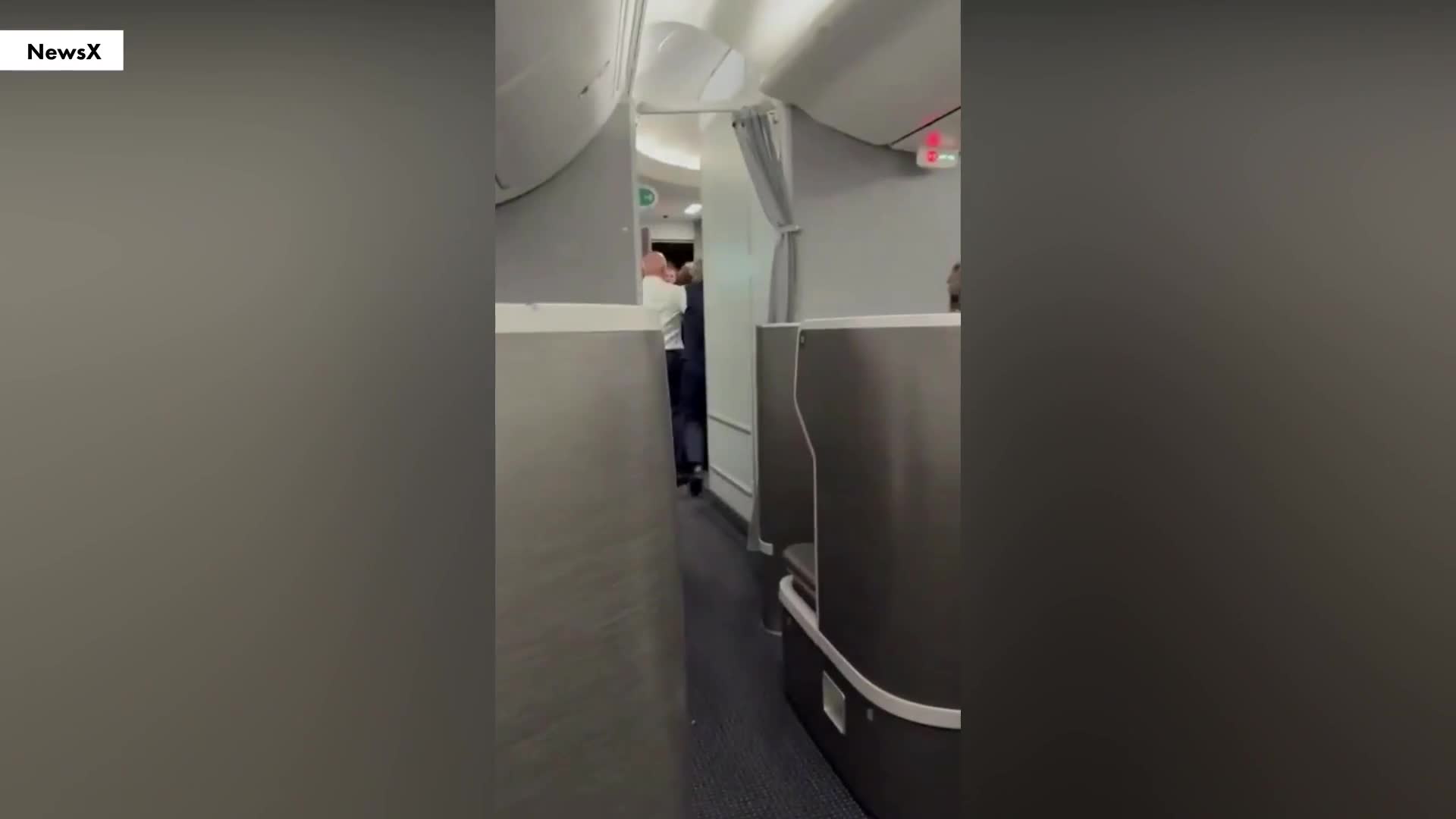 passenger-thrown-to-ground-after-attempting-to-barge-into-cockpit-video-new-york-post-1746587827.mp4