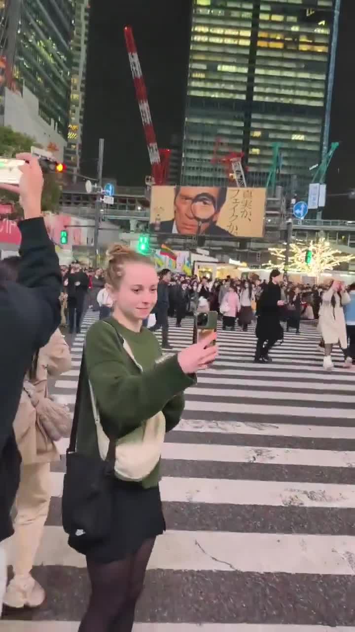 phan-no-canh-be-gai-bi-mot-phu-nu-dung-khuyu-tay-hat-nga-o-ngay-giua-giao-lo-1772424416.mp4