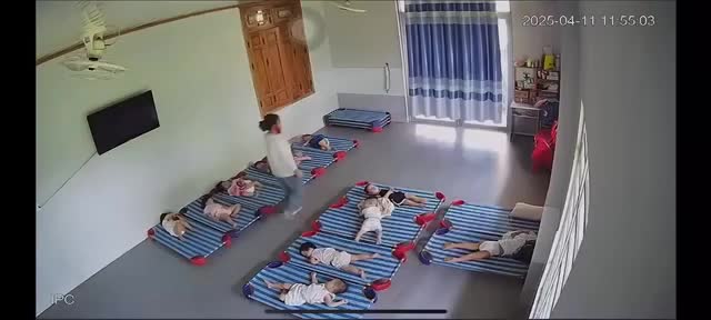 phan-no-nu-bao-mau-xach-nguoc-chan-tre-20-thang-tuoi-danh-dap-da-man-co-quan-chuc-nang-lam-ro-1744422964.mp4