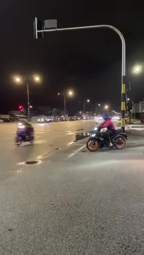 port-klang-20-4-4am-traffic-light-kru-persiaran-raja-muda-musa-1-mati-1putus-kaki-1-patah-kaki-1745424340.mp4