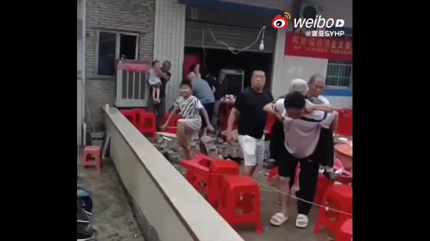 sap-tuong-trong-tiec-mung-con-do-dai-hoc-5-nguoi-tu-vong-17-nguoi-bi-thuong-1787183104.mp4