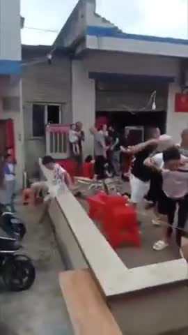 sap-tuong-trong-tiec-mung-con-do-dai-hoc-o-trung-quoc-22-nguoi-thuong-vong-1787128225.mp4