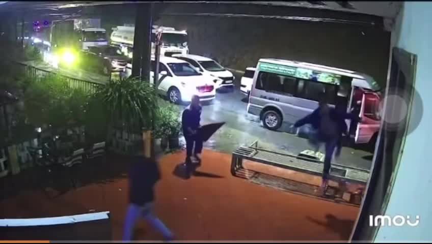 sat-lo-o-sa-pa-bun-dat-tran-kin-o-to-trang-cho-nguoi-nuoc-ngoai-1759194612.mp4