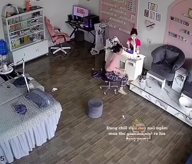 su-co-bat-ngo-khien-nu-khach-hang-bo-do-buoi-lam-dep-1780561069.mp4