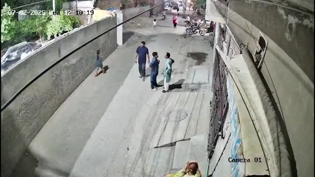 su-tu-treo-tuong-ra-khoi-nha-tan-cong-nguoi-dan-1758554023.mp4