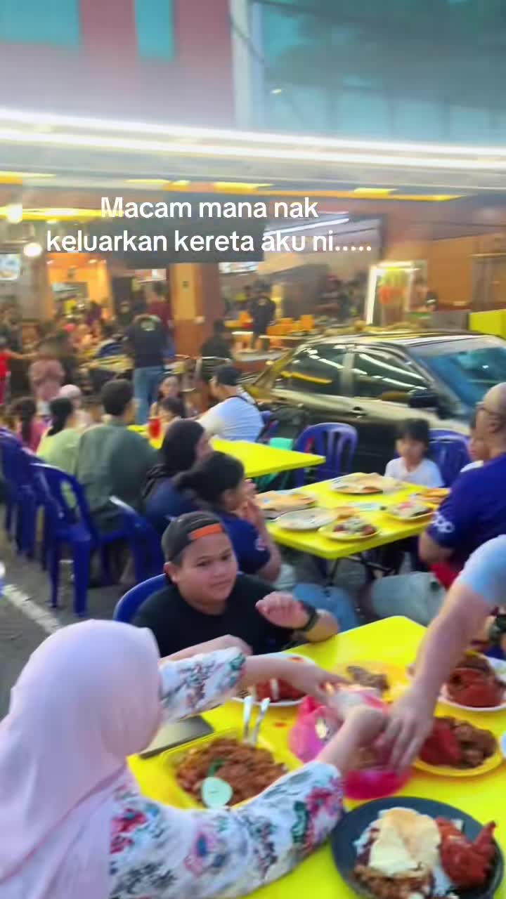 tadi-waktu-aku-park-ramai-je-kereta-lain-sebelah-aku-datang-balik-terus-1741766923.mp4