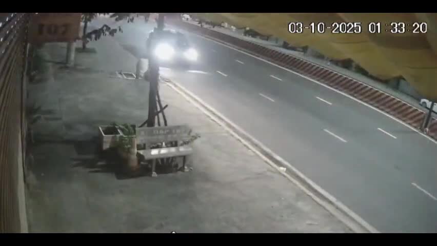 tai-xe-dung-xe-le-duong-bi-trom-cuom-ngay-dien-thoai-o-tphcm-xa-hoi-znewsvn-1759488122.mp4