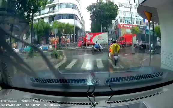 tai-xe-jt-express-danh-dong-nghiep-ngay-giua-duong-tai-tp-hcm-1757300197.mp4