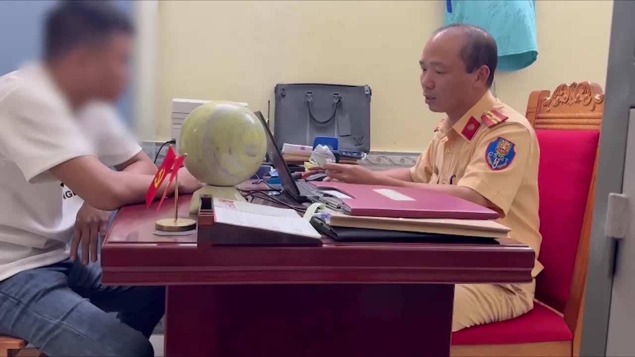 tai-xe-khai-ly-do-de-con-gai-10-tuoi-ngoi-ghe-truoc-cam-vo-lang-lai-o-to-viettimes-1742953098.mp4