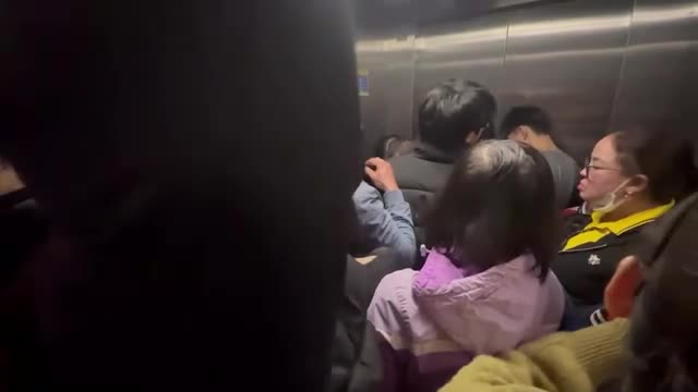 thang-may-chung-cu-o-ha-noi-gap-su-co-cu-dan-bi-mac-ket-video-nguoi-dan-cung-cap-1742517081.mp4