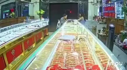 thanh-nien-mang-balo-bit-kin-mat-vao-tiem-vang-de-doa-1772682372.mp4